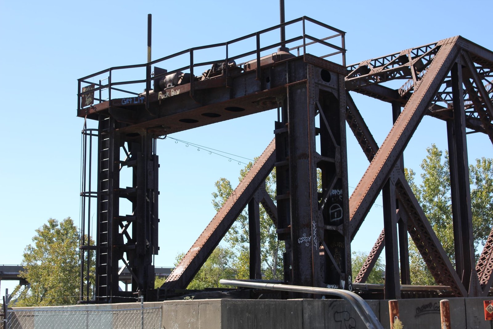 Lift mechanism, east end of bridge